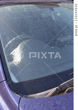 車のガラスに付いた水滴 110243816