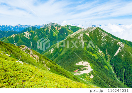 夏の常念岳登山（前常念岳～常念岳：大天井岳方面の眺め） 110244051