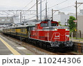 御着駅を通過するDD51牽引サロンカーなにわ回送列車 110244306