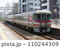 東加古川駅を通過する下り特急はまかぜ 110244309
