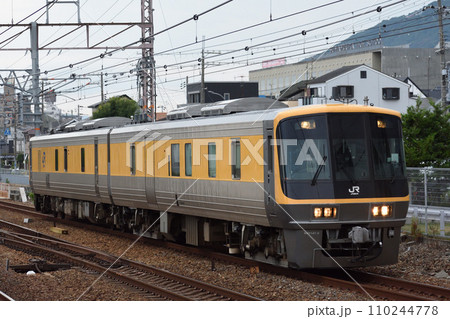 山陽本線・須磨海浜公園駅を通過するキヤ141系気動車 110244778