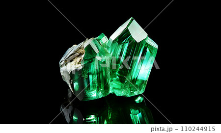 エメラルドの原石 110244915