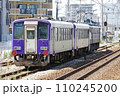 EF65牽引で回送されるキハ120形気動車 110245200