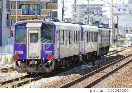 EF65牽引で回送されるキハ120形気動車 110245200