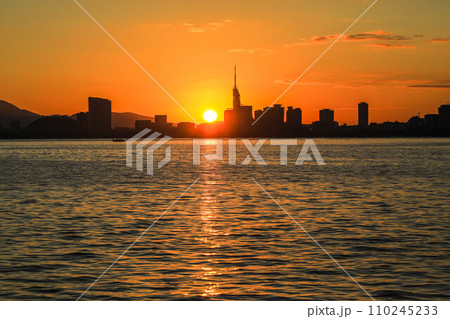 能古島から見た初日の出 110245233