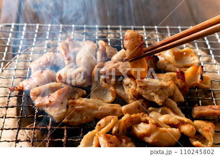 とりもも肉　網焼き　七輪 110245802