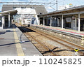 播但線・福崎駅のホームと跨線橋 110245825