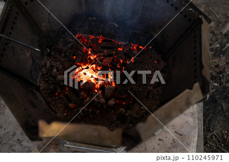 焚火の炭 110245971