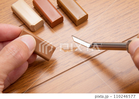 フローリングのキズの補修作業 110246577