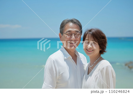 海沿いで寄り添うシニア夫婦「AI生成画像」 110246824