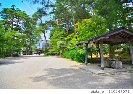 東北・平泉・毛越寺浄土庭園・毛越寺の本堂前に広がる広々とした参道と境内、手水舎・岩手県平泉町(3) 110247071