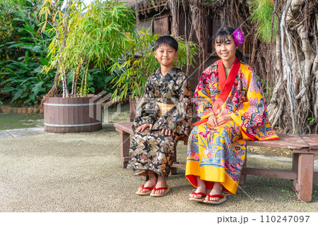 沖縄の民族衣装を着た日本人の子ども 110247097