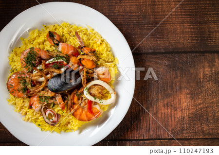 古いテーブルとパエリア 110247193