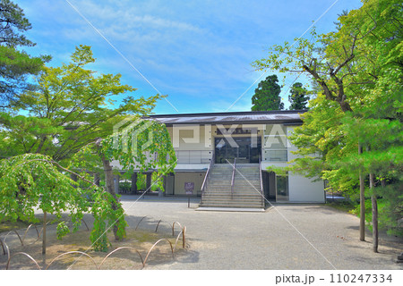 東北・平泉・毛越寺浄土庭園・参道の脇に立つ宝物館・岩手県平泉町(3) 110247334