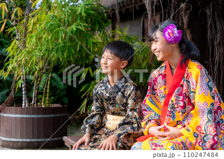 沖縄の民族衣装を着た日本人の子ども 110247484