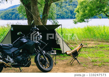 湖畔にバイクでキャンプツーリング 110247573