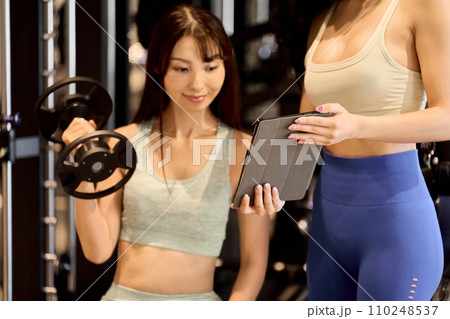 AIを使ってトレーニングプランを決めるトレーナー 110248537