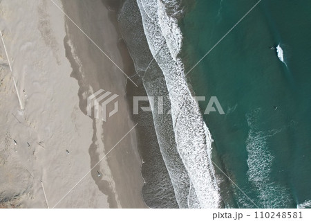 ドローンで撮影した海と陸の写真 ドローンで撮影した海と陸の写真 110248581