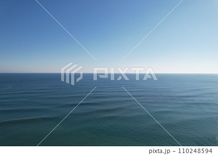 ドローンで撮影した海の写真 ドローンで撮影した海の写真 110248594