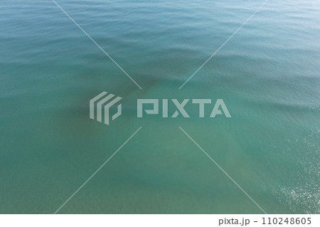 ドローンで撮影した海の写真 ドローンで撮影した海の写真 110248605