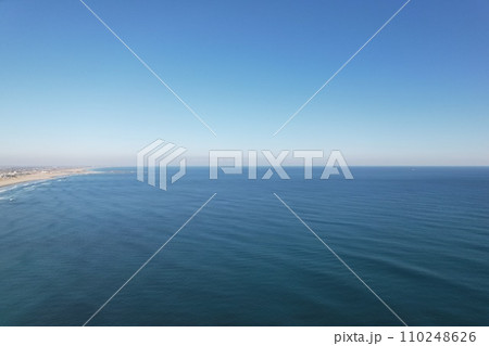 ドローンで撮影した海と陸の写真 ドローンで撮影した海と陸の写真 110248626