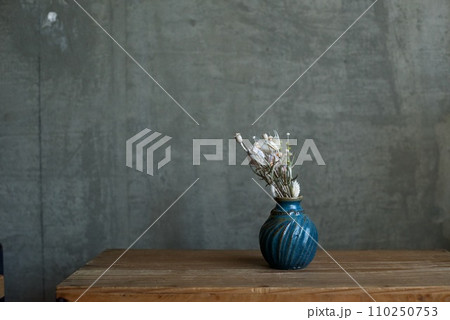 陶器の花瓶に入れたドライフラワー 陶器の花瓶に入れたドライフラワー 110250753