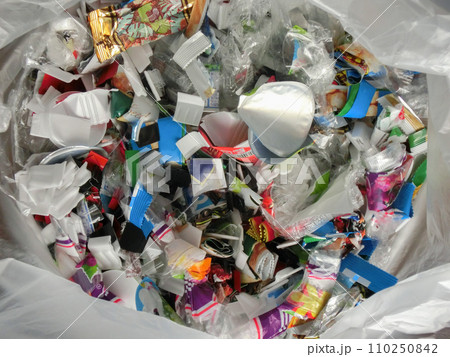 細かく刻んだプラスチックの資源ゴミ 細かく刻んだプラスチックの資源ゴミ 110250842