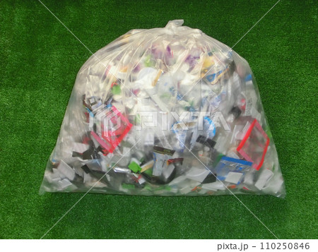 人工芝の上に置いたプラスチックの資源ゴミが入ったポリ袋 人工芝の上に置いたプラスチックの資源ゴミが入ったポリ袋 110250846
