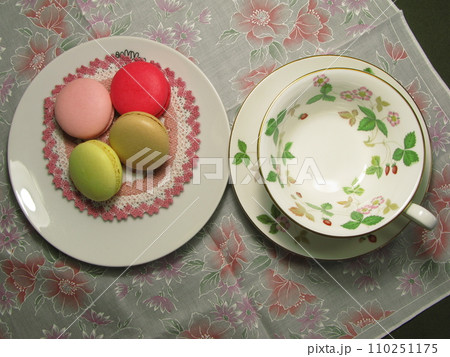 カラフルな洋菓子マカロン 110251175