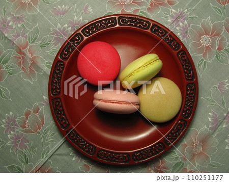 カラフルな洋菓子マカロン 110251177