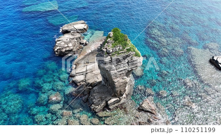 蒼い海と断崖絶壁の奇岩 110251199