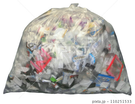 プラスチックの資源ゴミが入った半透明のポリ袋 110251533