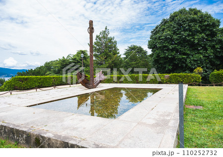 Park Monte del Castro, park on a hill in Vigo, the biggest city in Galicia, North Spain. View of the sea, giant anchors monument, the work of the artist Desiderio Pernas 110252732