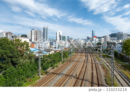 韓国釜山のビル群と鉄道線路 110253219