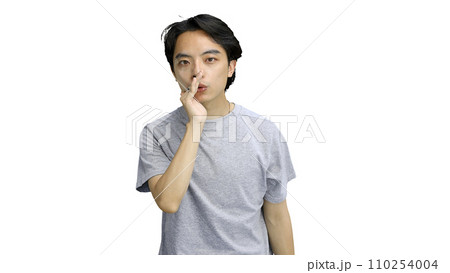 A guy in a gray T-shirt, on a white background, close-up, tells a secret 110254004