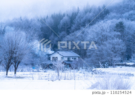 《長野県》霧氷の自然風景・冬の白馬村 110254524