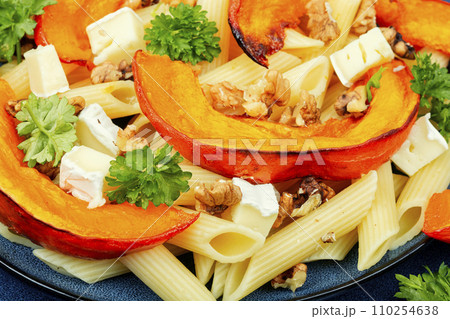 Seasonal vegetarian pasta 110254638