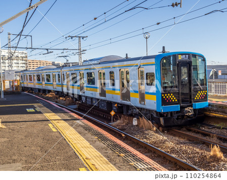 JR鶴見線のE131系ホーム進入 110254864