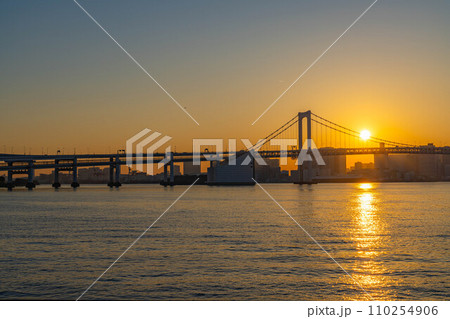 【夕焼け素材】豊洲ぐるり公園から見る夕焼け【東京都】 110254906