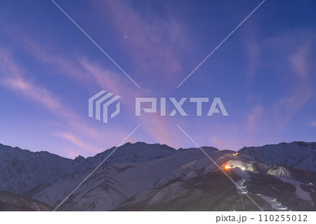《長野県》雪景色の北アルプスの日没・冬の白馬村 110255012