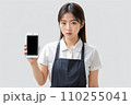 スマートフォンを手に持って怒り気味に驚く日本人美女 110255041