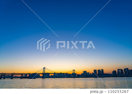 【マジックアワー素材】豊洲ぐるり公園から見る東京のマジックアワー【東京都】 110255267
