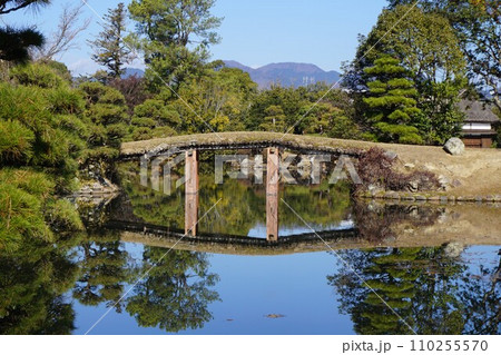 岡山県津山市にある回遊式日本庭園「衆楽園」:池に浮かぶ島に架かる土橋 岡山県津山市にある回遊式日本庭園「衆楽園」:池に浮かぶ島に架かる土橋 110255570