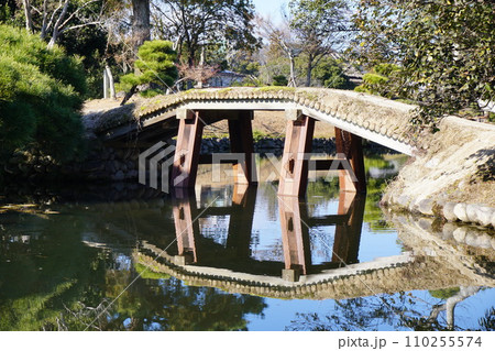 岡山県津山市にある回遊式日本庭園「衆楽園」：池に浮かぶ島に架かる土橋 110255574