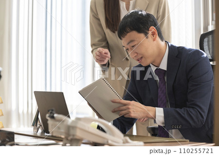 秘書と若い社長の打ち合わせ 秘書と若い社長の打ち合わせ 110255721