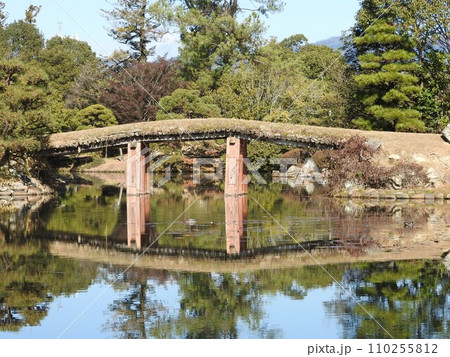 岡山県津山市にある回遊式日本庭園「衆楽園」:水鏡の土橋 岡山県津山市にある回遊式日本庭園「衆楽園」:水鏡の土橋 110255812
