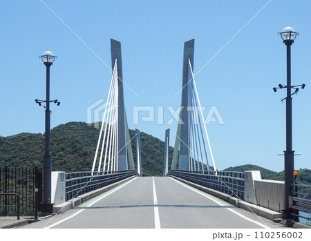 日生湾を渡る備前日生大橋（岡山県備前市） 110256002