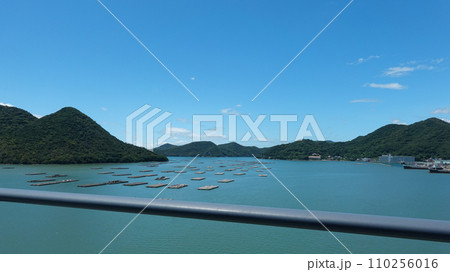 日生湾を渡る備前日生大橋（岡山県備前市） 110256016