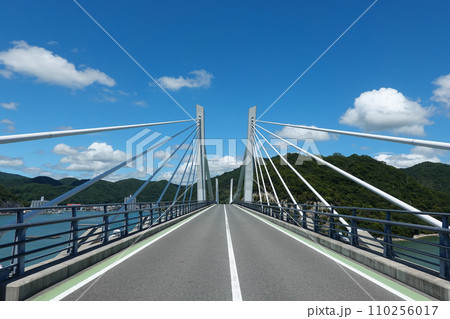 日生湾を渡る備前日生大橋（岡山県備前市） 110256017