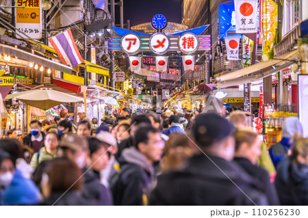 日本の東京都市景観 元日・賑わうアメ横。賀正…新年に希望の光を…=令和6年1月1日 日本の東京都市景観 元日・賑わうアメ横。賀正…新年に希望の光を…=令和6年1月1日 110256230